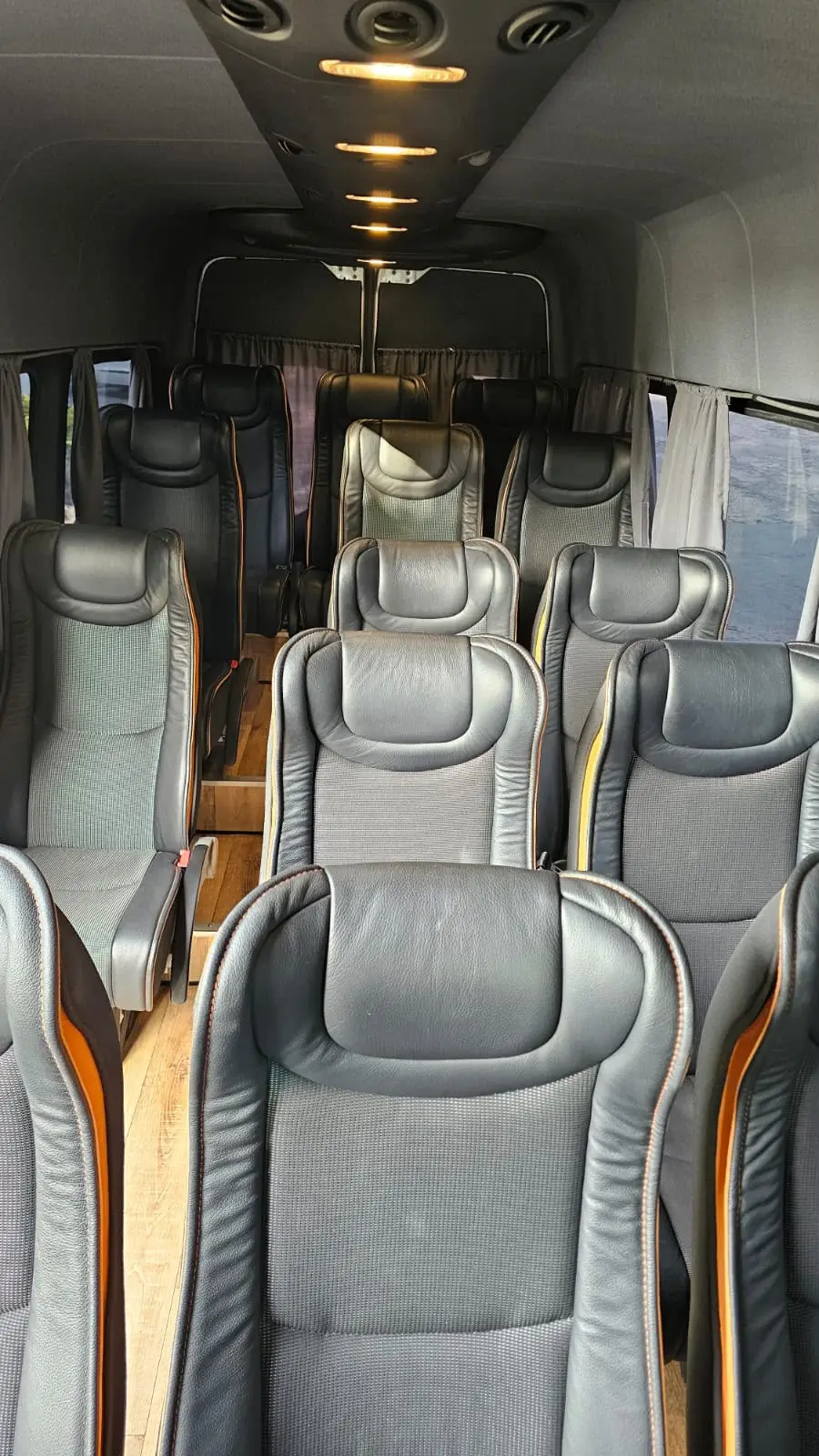 Interior da van executiva com poltronas confortáveis